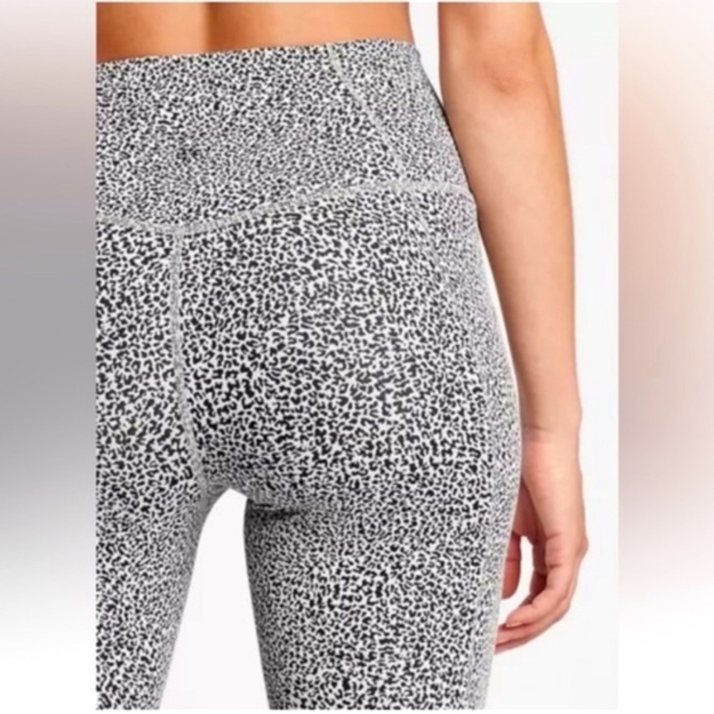 NWT Athleta Salutation Stash Pocket II Printed 7" Short, Size XS